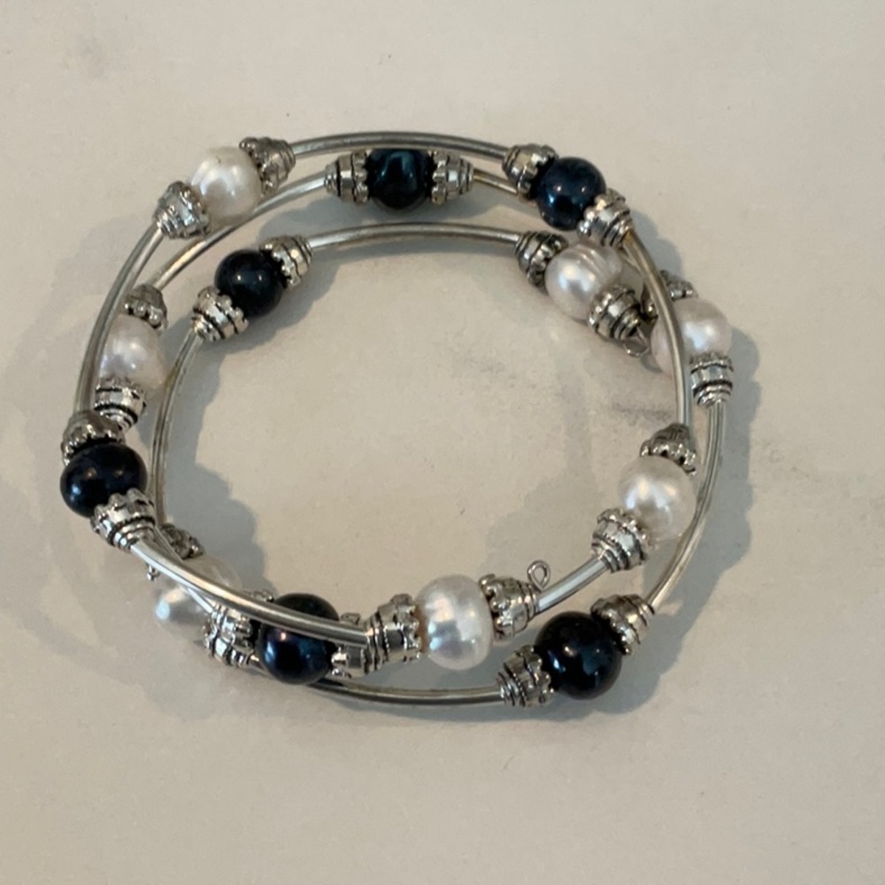 Freshwater pearl and silver bracelet.